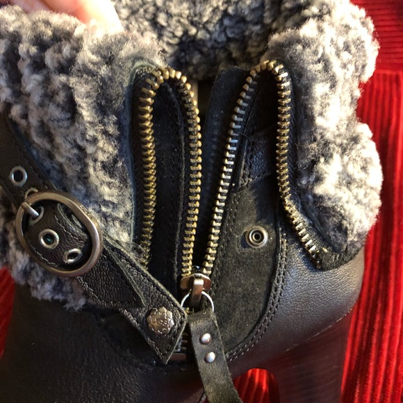 UGG  sheepskin ankle boots size 8.5 black leather - Picture 3 of 8